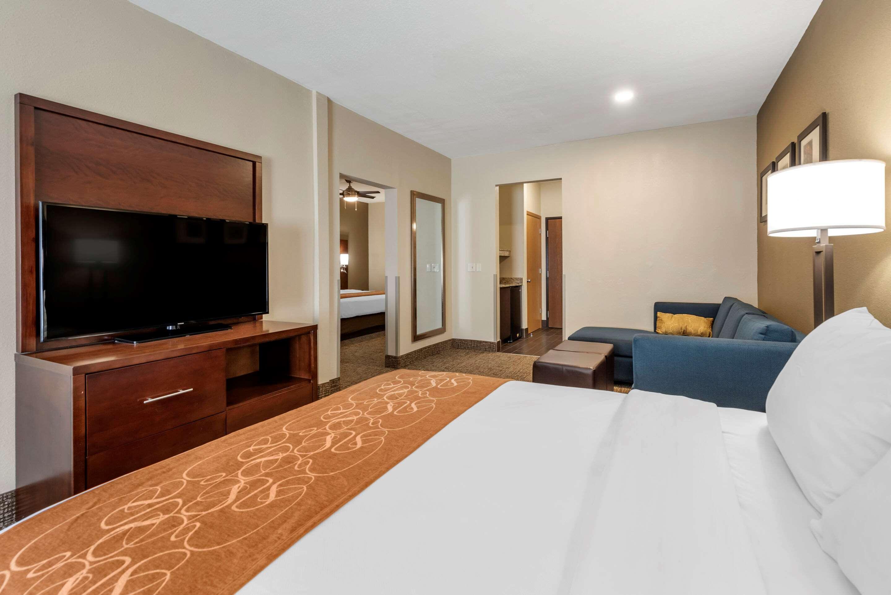 Comfort Suites Auburn Near I-69 Buitenkant foto