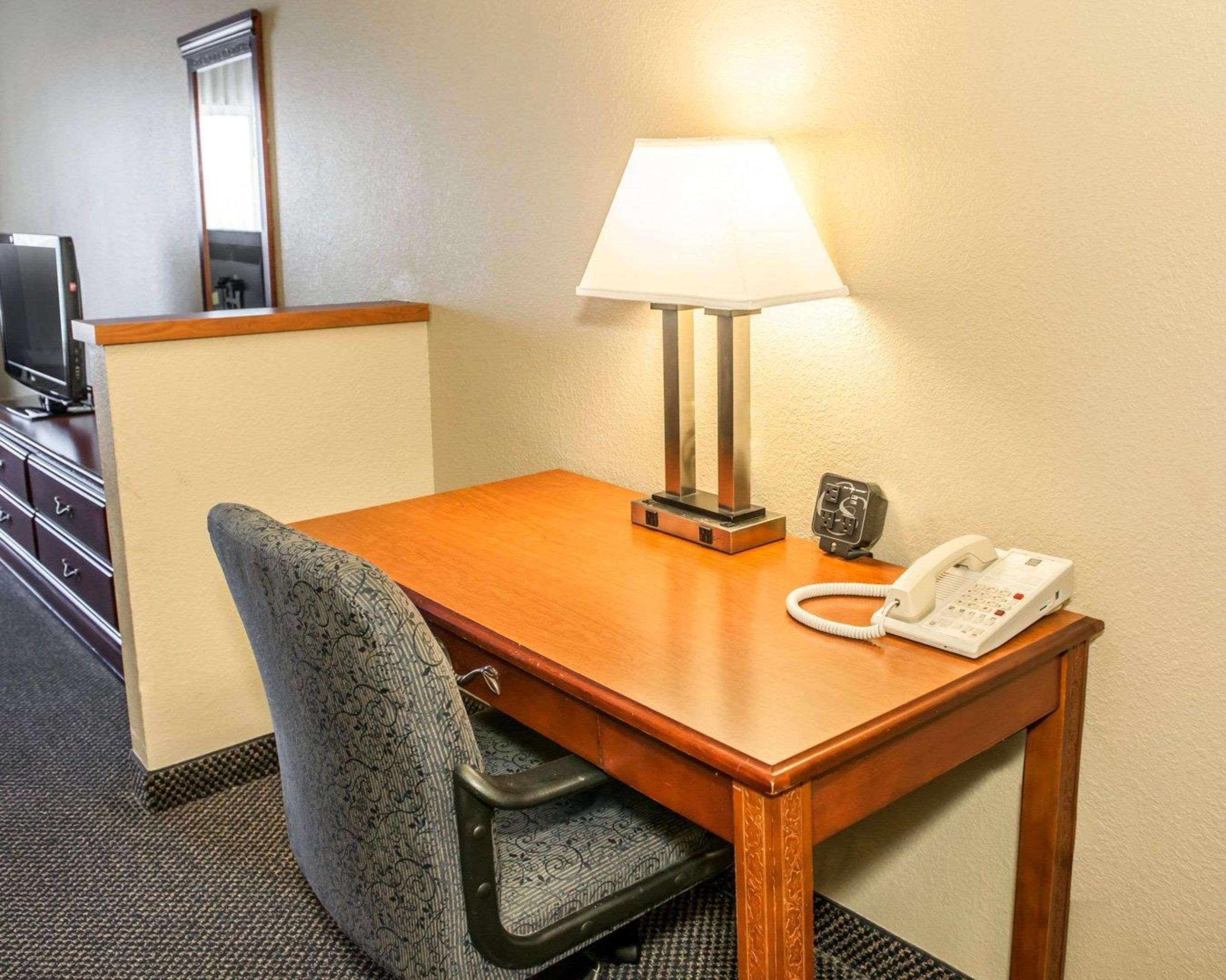 Comfort Suites Auburn Near I-69 Buitenkant foto