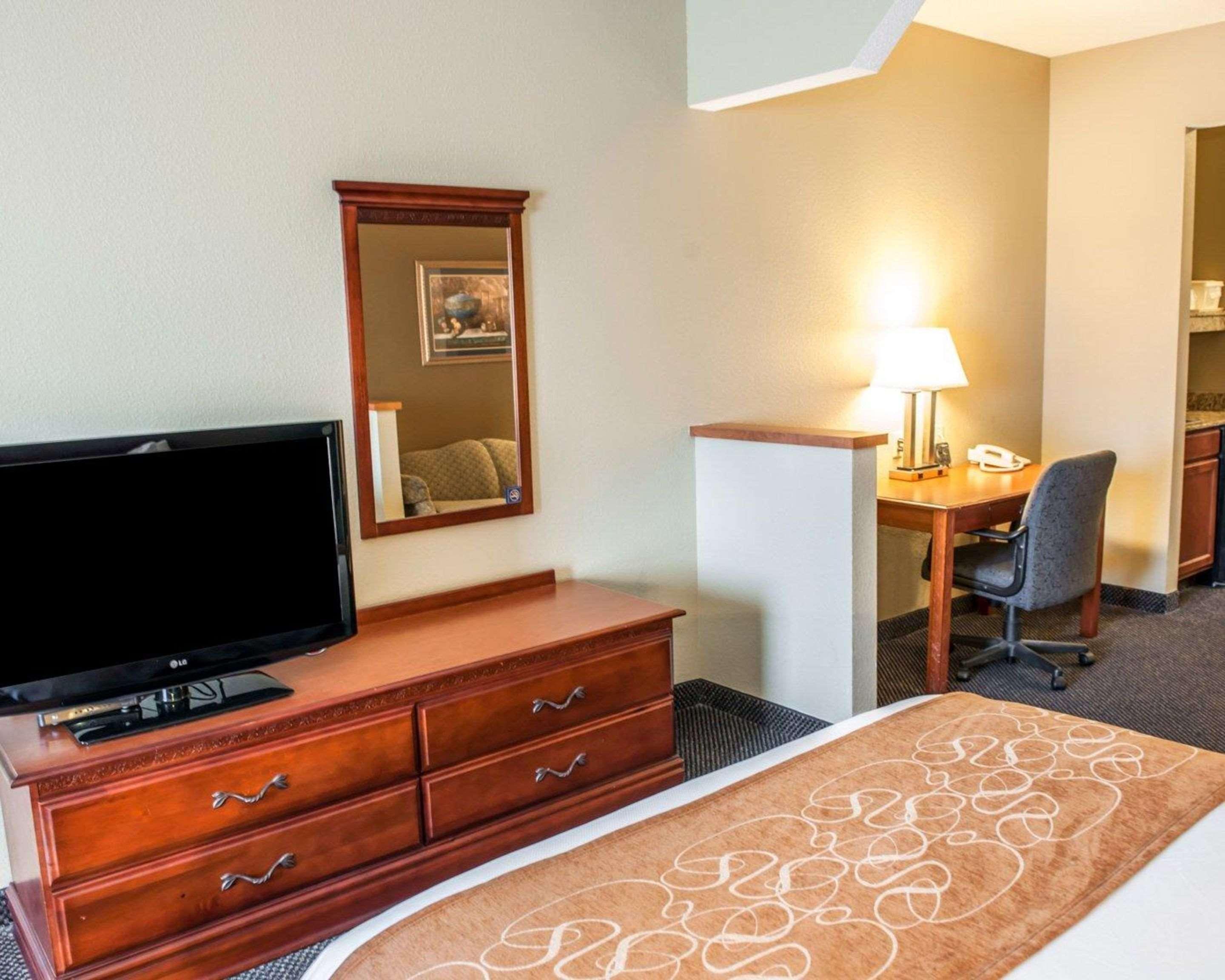 Comfort Suites Auburn Near I-69 Buitenkant foto