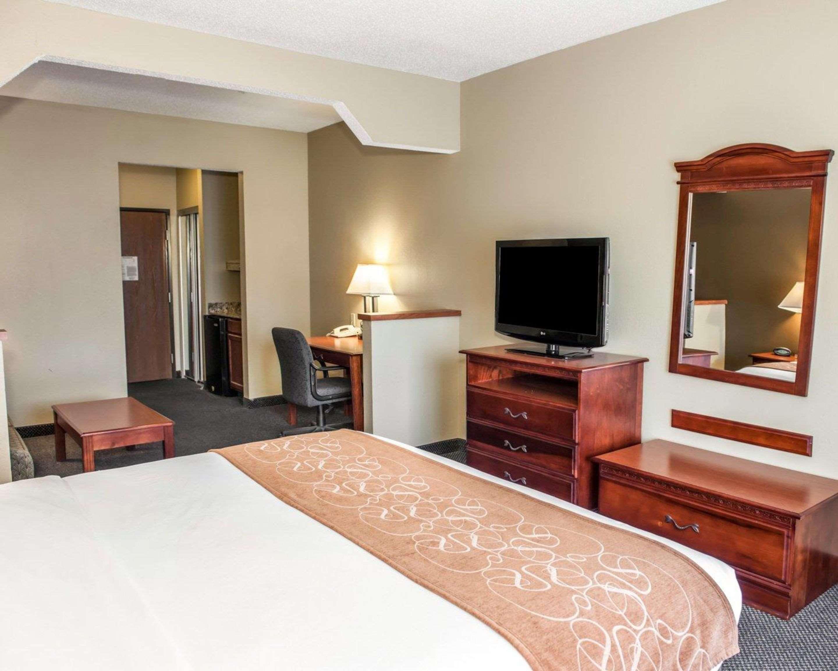 Comfort Suites Auburn Near I-69 Buitenkant foto