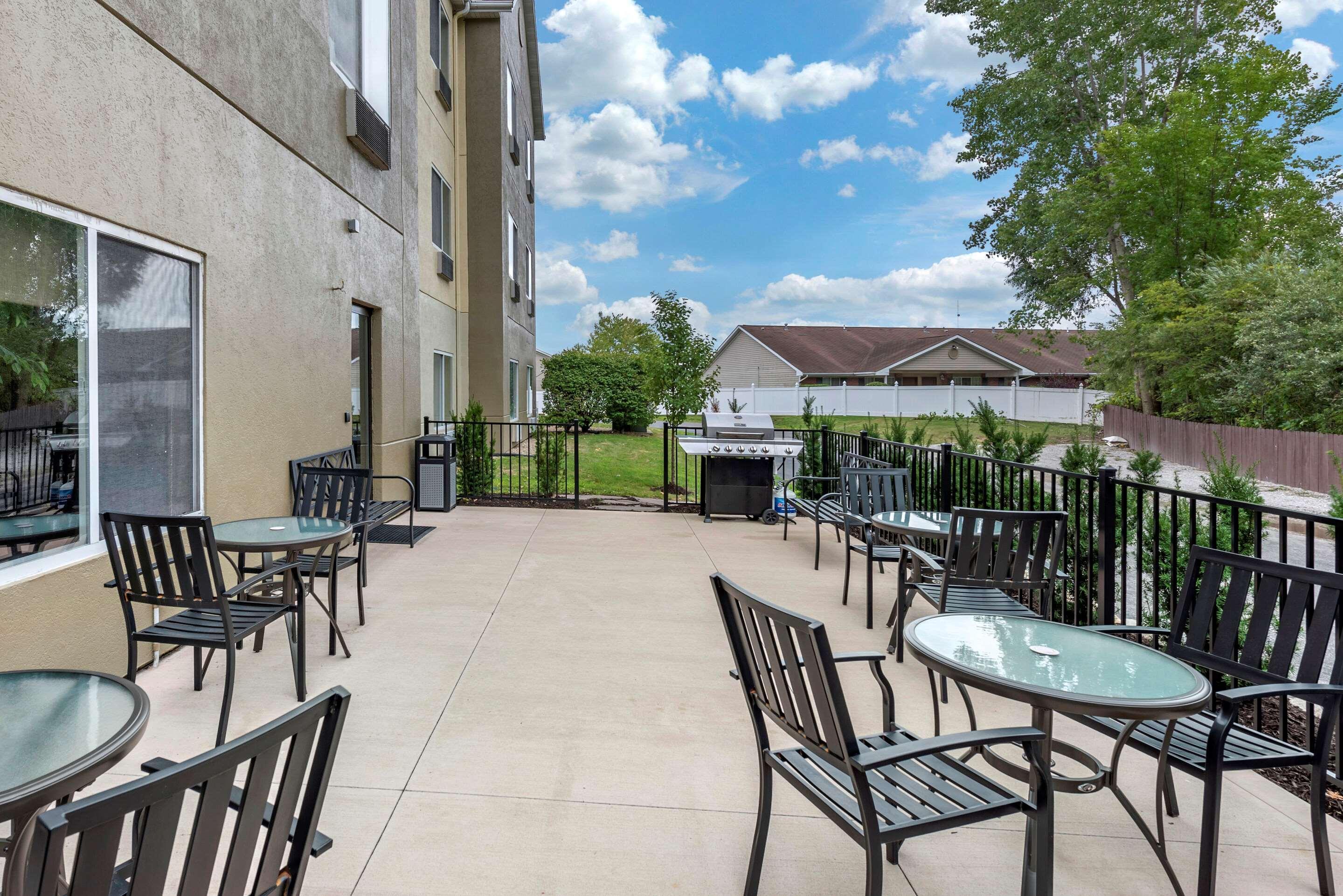 Comfort Suites Auburn Near I-69 Buitenkant foto