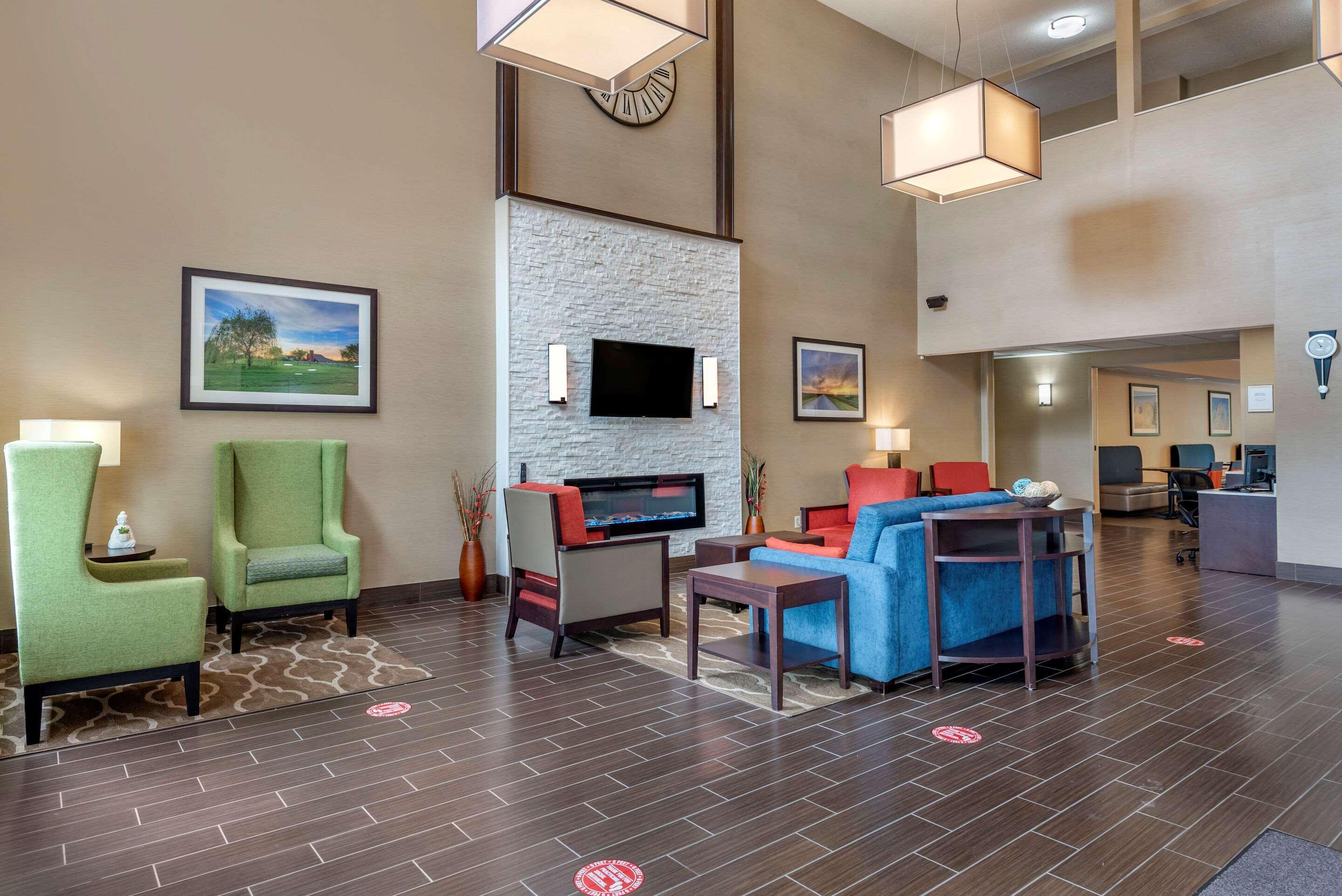 Comfort Suites Auburn Near I-69 Buitenkant foto