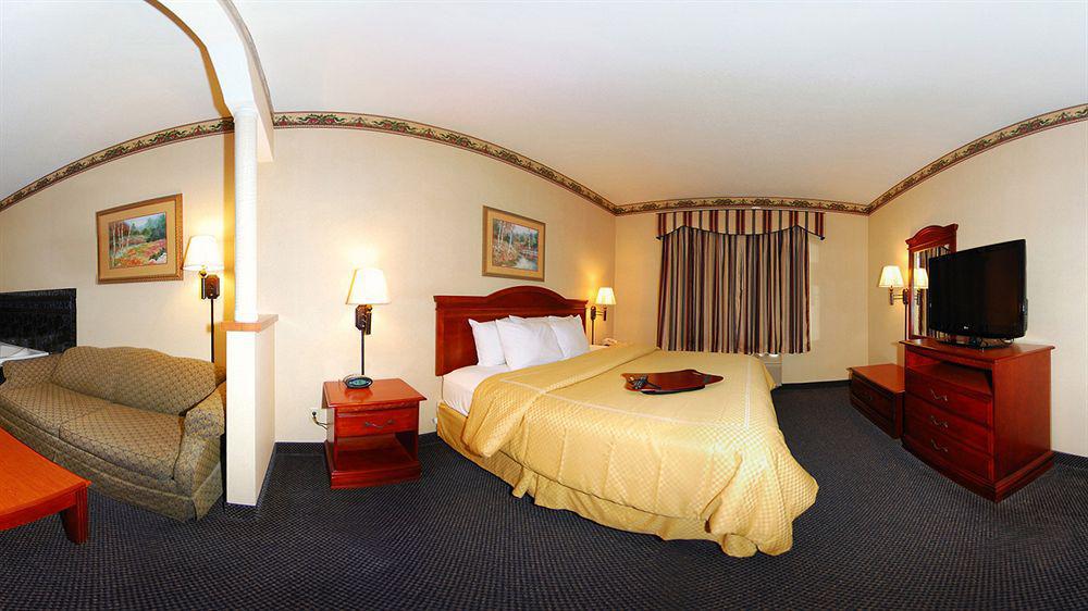 Comfort Suites Auburn Near I-69 Buitenkant foto